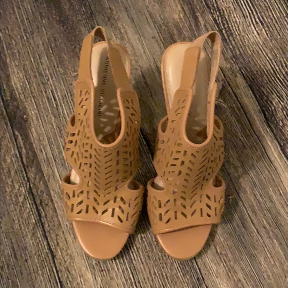 7.5 Adrienne vittadini tan/ brown heel